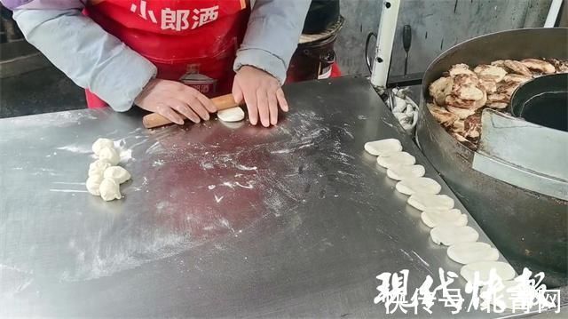 南京|一口一个手掌心大的小烧饼！夫妻俩在南京摆摊17年，做小烧饼每天要用掉100多斤面