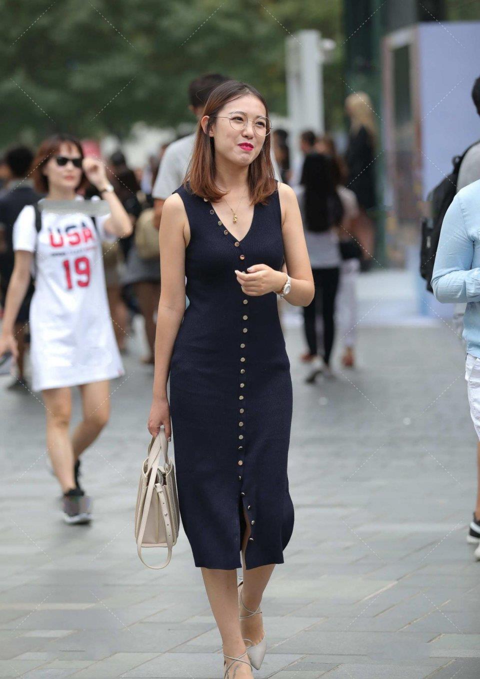 裙子|藏蓝色长裙，搭配船型高跟鞋，展现女性知性美！