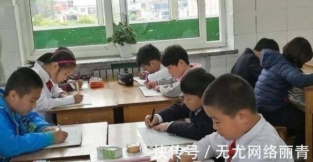 老师|小学生的“蚂蚁字体”走红,家长看了很上火,大家直呼心疼老师