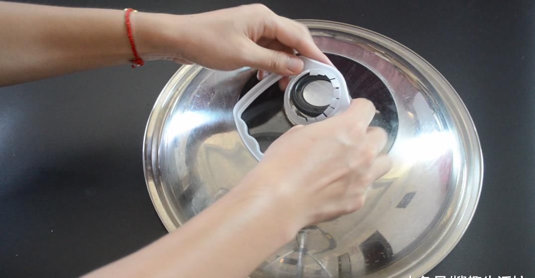 洗菜池边上放一个油桶提手, 作用太棒了, 解决了很多家庭的烦恼