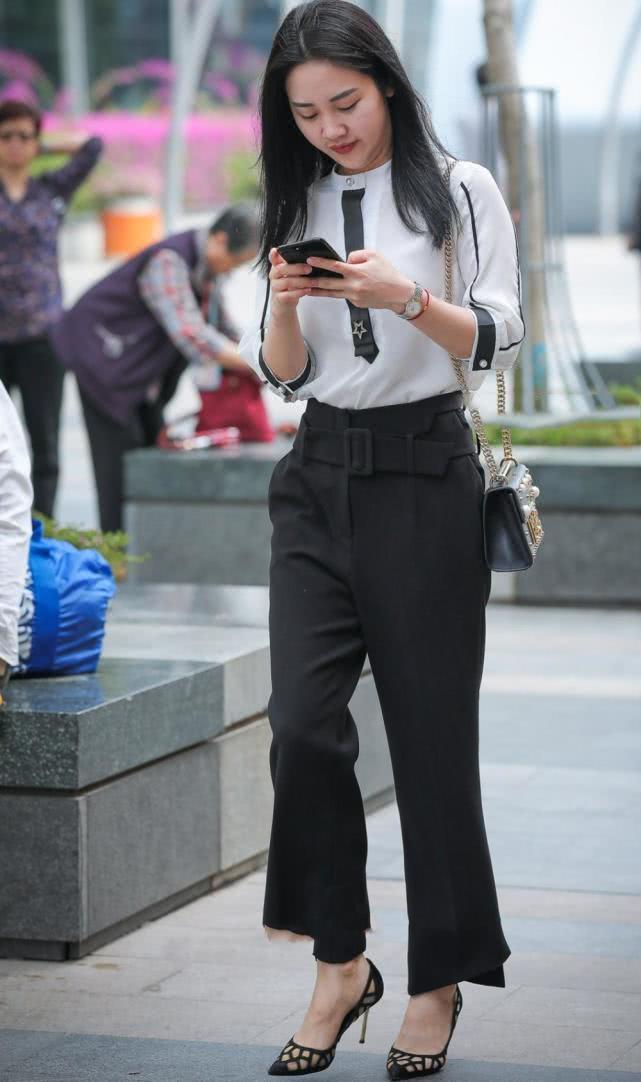 小姐姐|街拍美女美丽的小姐姐,白衣搭配黑裤,显得落落大方又优雅