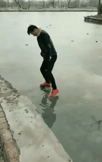 |搞笑GIF:小兄弟你这口罩从哪买的,我想给我女朋友也买一个