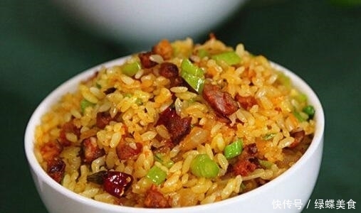 独自在家不想做饭,简单炒一炒轻松解决,颗粒分明特别好吃