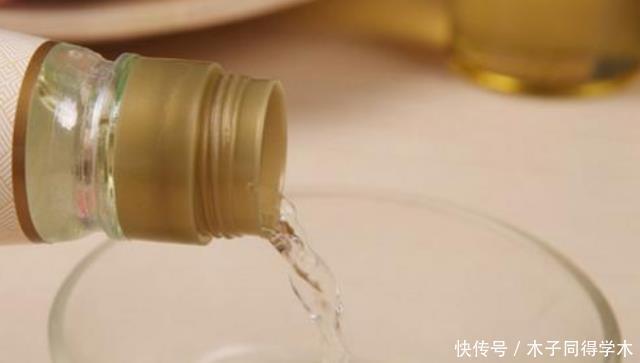 君子兰生长不佳，就喂一些“醋”，根系更壮硕，花朵更艳了