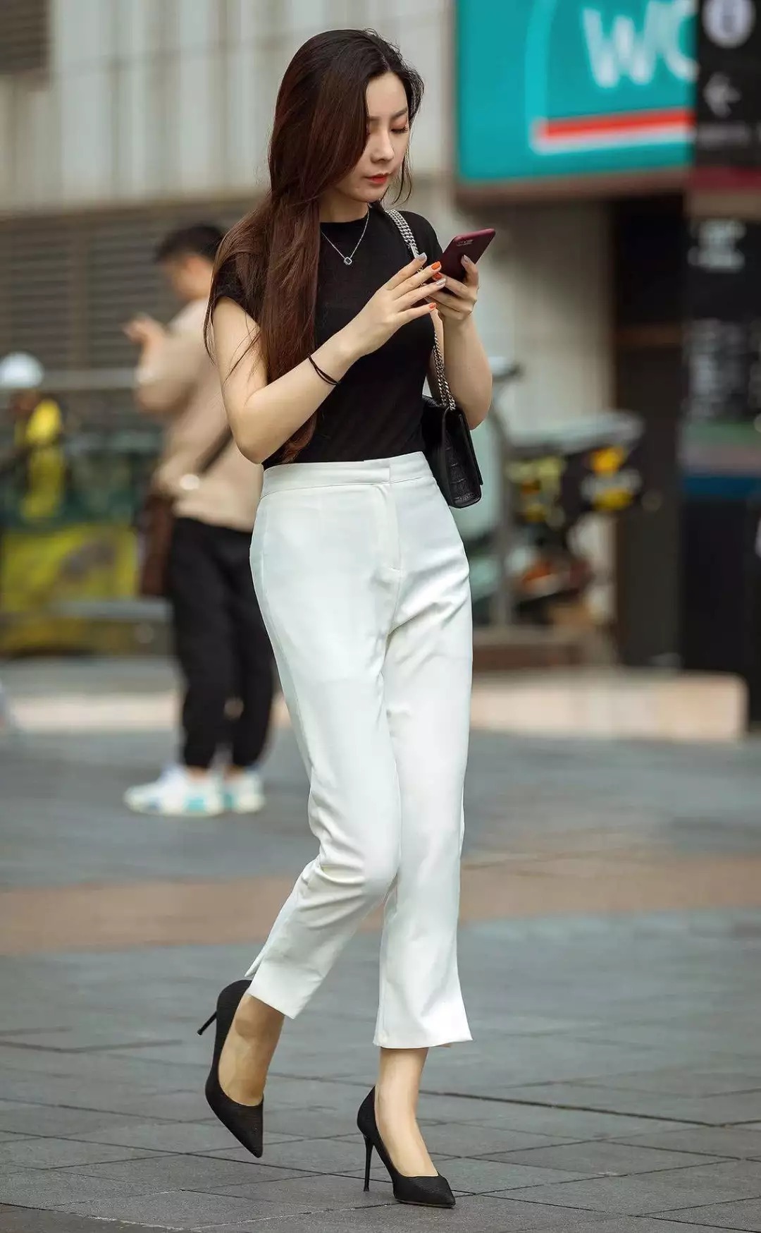 一双高跟鞋，简约的穿搭美得让人心动