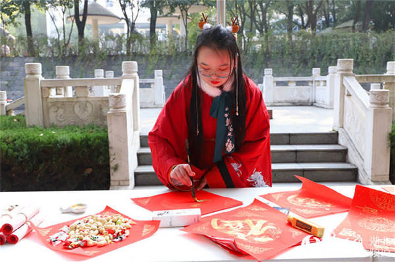 迎元旦 武汉一高校师生书写500多副对联送祝福