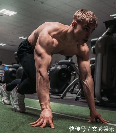 黄哲勋|他14岁开始健身,18岁一身肌肉炸裂,却被网友嘲健身早,长不高