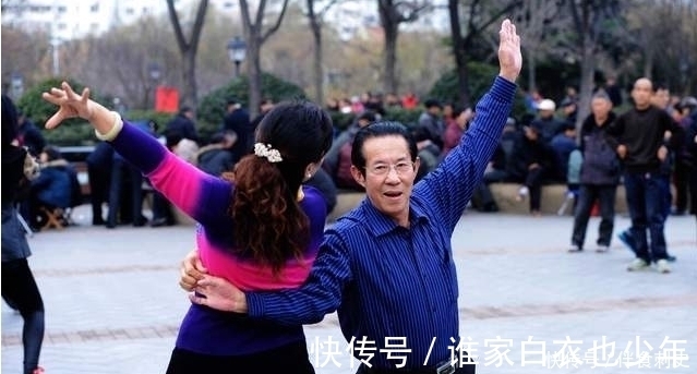 大爷|跳了一年交谊舞,68岁大爷哭诉:退休金一万都不够,天天吃泡面
