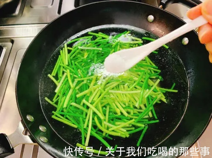老师傅教你炒蒜苔,别直接炒别焯水,巧用一招,蒜苔翠绿鲜嫩入味