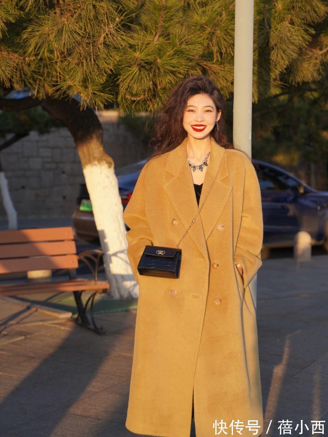 搭配 “长款大衣”才是冬季必备的搭配单品,简约时尚不花哨,还很时髦