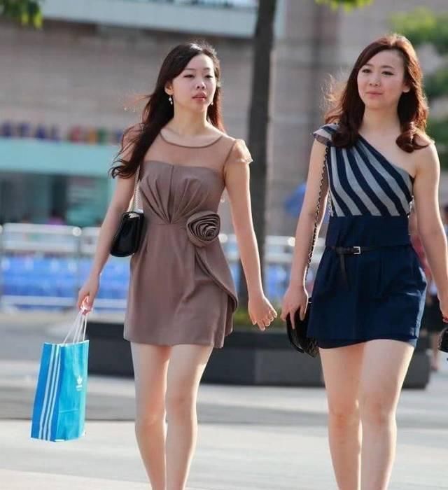 苗条|街拍美女两位时尚辣妈,一个丰腴,一个苗条,都很美