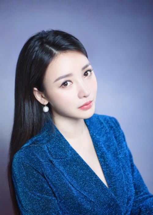  性感|色系选错显老气？柳岩不再走性感路线，倒V西装依旧有看点