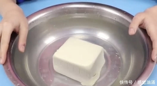 保存豆腐不要放冰箱,从老厨师那偷学一诀窍,放十天依旧新鲜滑嫩