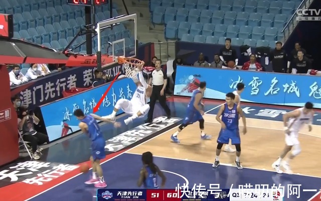 动作|京津大战现争议一幕!翟晓川扣篮飞踢对手,险与对方外援出现冲突