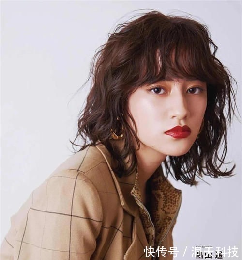 头发 40岁女人头发不要剪太短,今年流行这3款发型,好看减龄又显气质