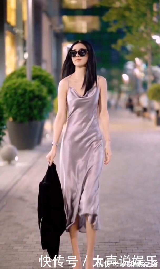 小姐姐 真丝吊带裙真有趣,一定不要穿外衣,照样美得耀眼