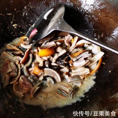 响油鳝糊|洋葱炒鳝丝一端上来，锅里的米饭都变成了摆设