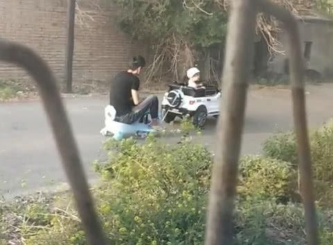 萌娃|“大顽童奶爸”被娃带着玩走红,宝宝:现在的大人可真难带