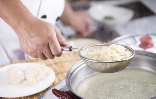 煮面条时，记得提前“放2味”，面条爽滑不坨，又香又好吃