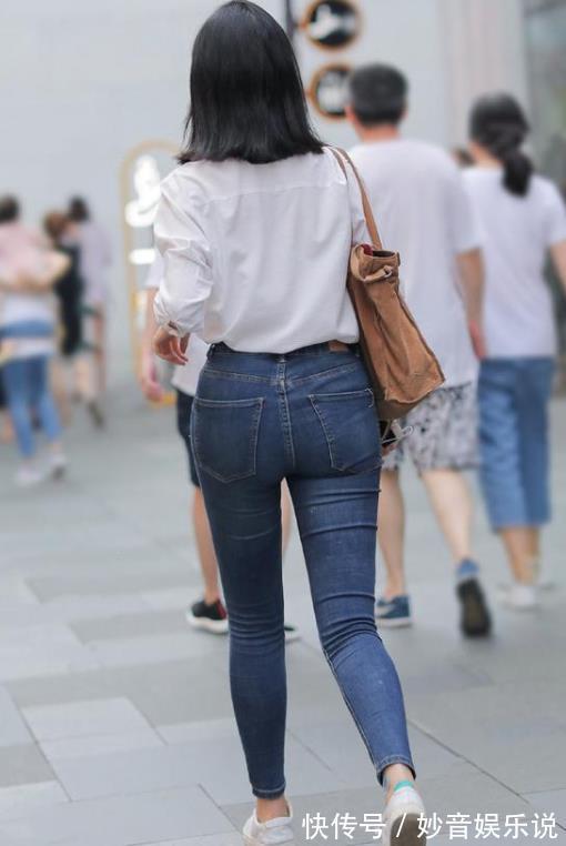 身材 牛仔裤一年四季都适合穿,简约舒适,大气自然,修饰出匀称的身材