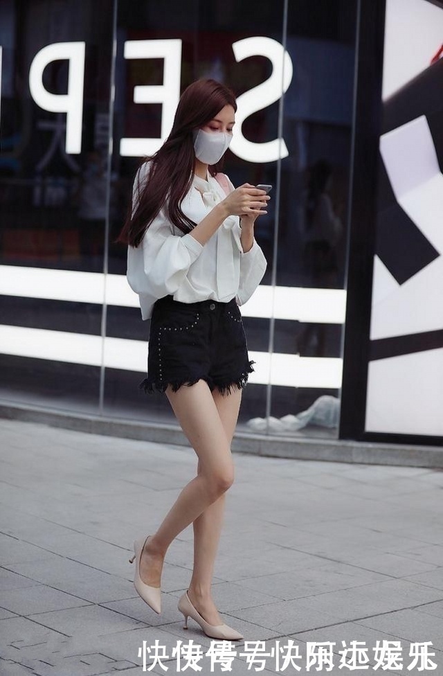 路人街拍,小姐姐穿一条红色印花连衣裙,特别优雅