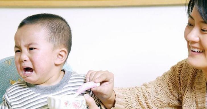 餐具|这些常见的喂娃方式,会让孩子“越来越笨”,家长快停止错误举动