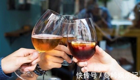 关节|尿酸高的人,常有四个共性,提醒:三个方法,让尿酸蹭蹭往下降