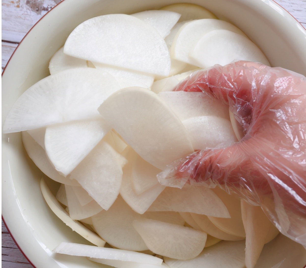 好吃|被很多人“嫌弃”的蔬菜，简单一拌真好吃，2块钱就能做一大盆