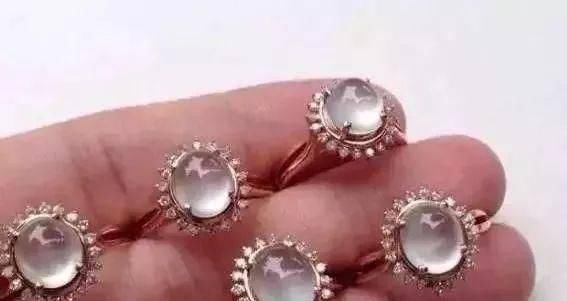 女子摔坏130万翡翠手镯,被店主要求索赔,最终却倒赚70万