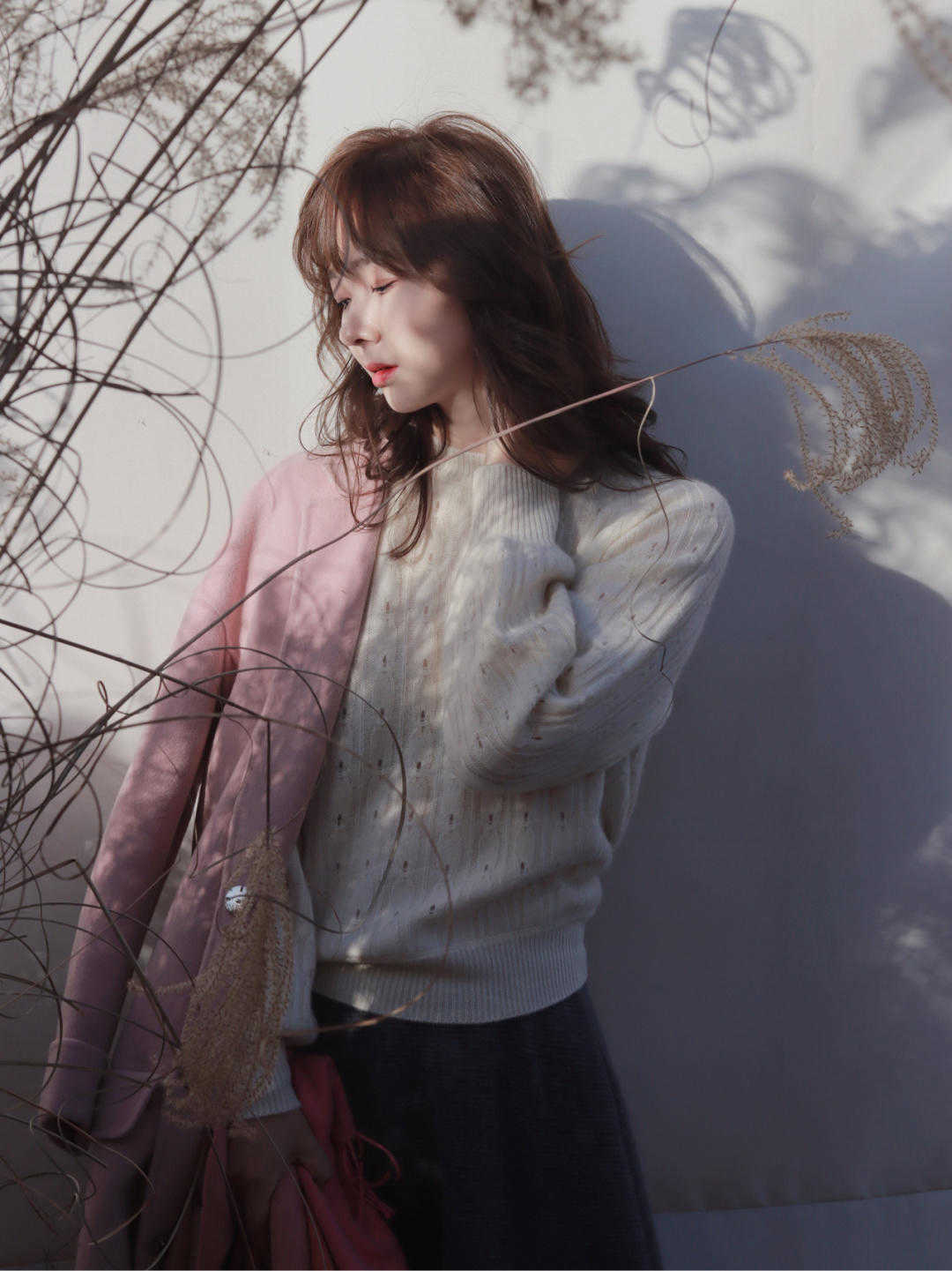 冬天 入冬女生人手一件白毛衣,冬天这么穿更温柔,更有气质