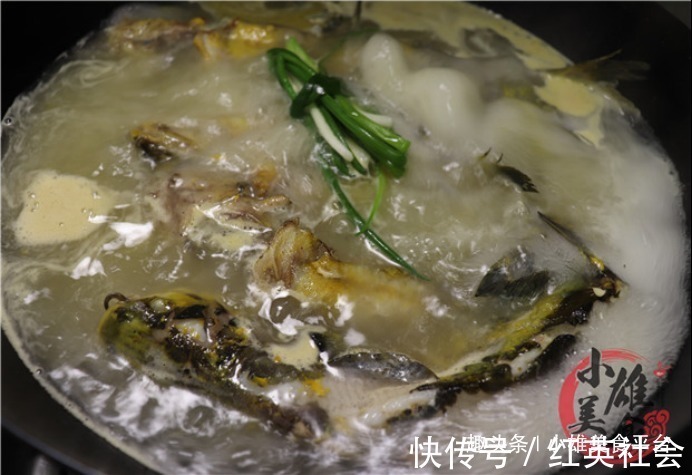 不管炖什么鱼，都不要放这“2种料味”，做不对鱼又腥又难喝