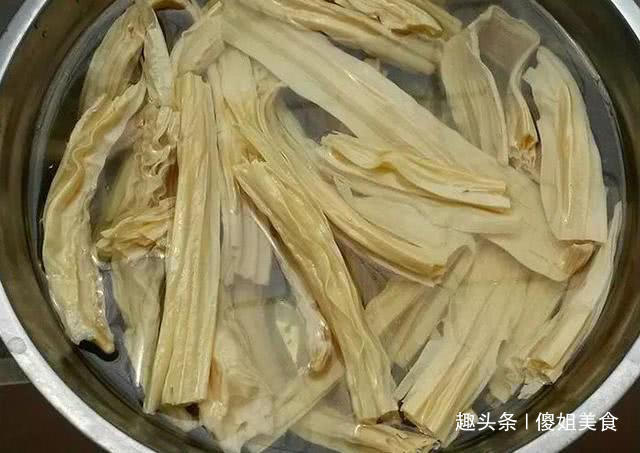 泡腐竹,最忌直接用水泡,缺1步,难怪腐竹外烂内硬不好吃