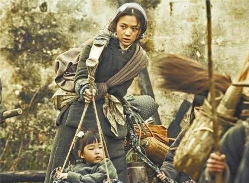 农妇|农妇逃难,抱着大孩子,却让幼子走路,将军见后:此事必有古怪!