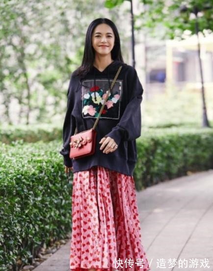 搭配 真正会穿的女人,春天穿裙子很少配高跟鞋,都穿这3双时髦又高级!