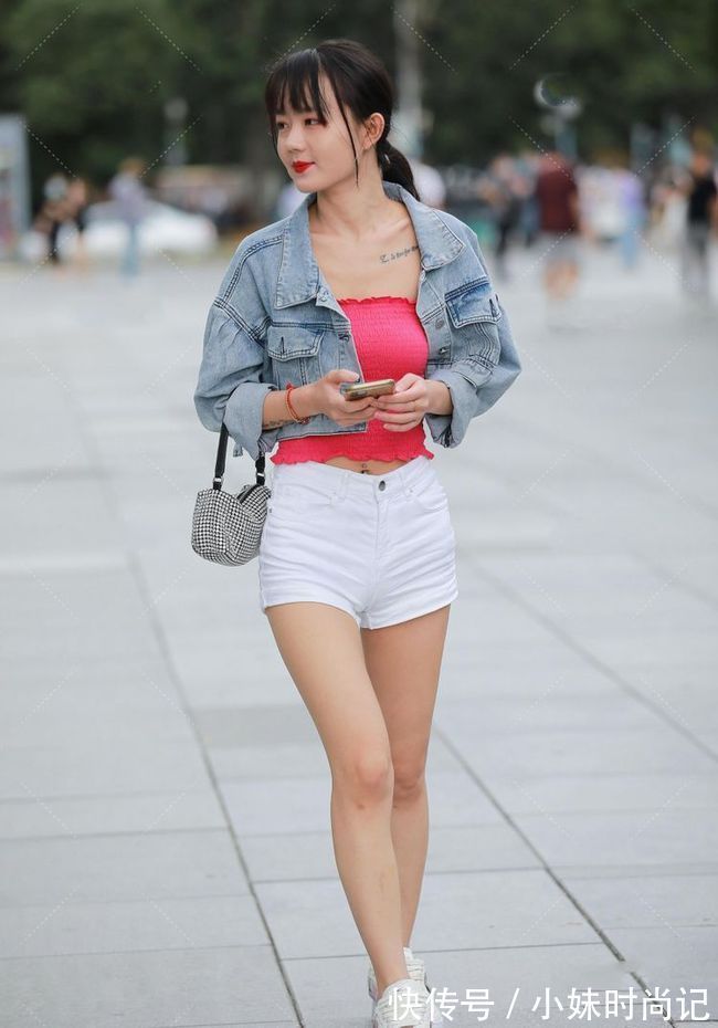 一举一动|街拍美女:一举一动都表现出一种高贵的气息