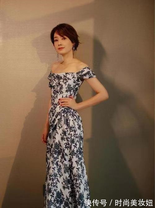 少女|45岁马伊琍真放得开,露脐背心配紧身裤出街,身材不输少女