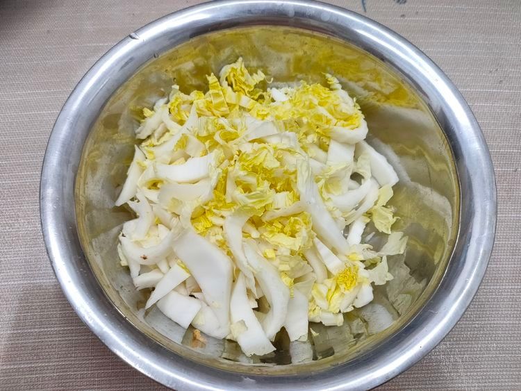 炒白菜帮，多加1样蔬菜一起炒，酸香可口，下饭好吃