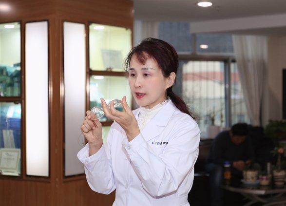 视力|高考结束考生扎堆摘镜,记者实地探访近视手术医院