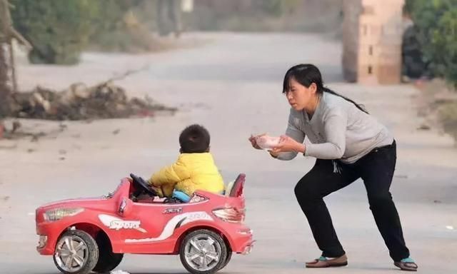 孩子注意力|孩子自主进食前，如何正确喂饭？很多妈妈第一步就做错了