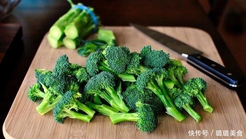 西兰花怎么吃 才有营养 营养师 搭配木耳凉拌 对血管好处最多 快资讯 西兰花怎么吃 才有营养 营养师 搭配木耳凉拌 对血管好处最多 快资讯