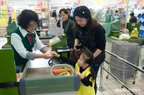 幼儿园|“妈妈,咱家有没有钱”,3位妈妈的不同回答,直接影响孩子一生