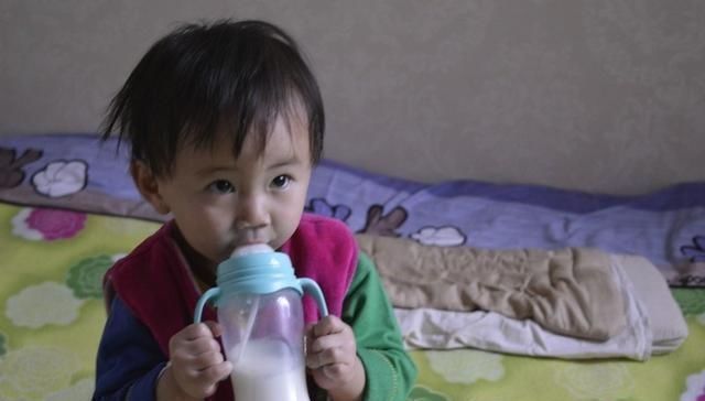 性早熟|警惕8岁女孩骨垢线就闭合,罪魁祸首很常见,家长却经常忽略