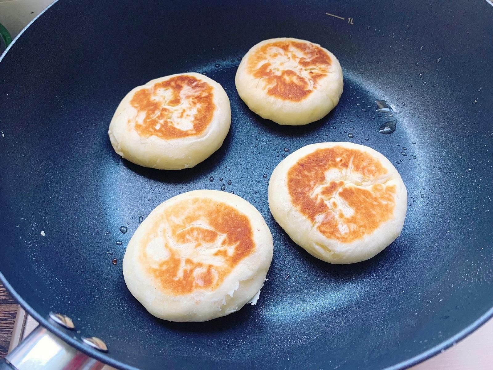 好吃|这款发面豆沙油酥饼太好吃了，层层掉渣，早餐不用愁了