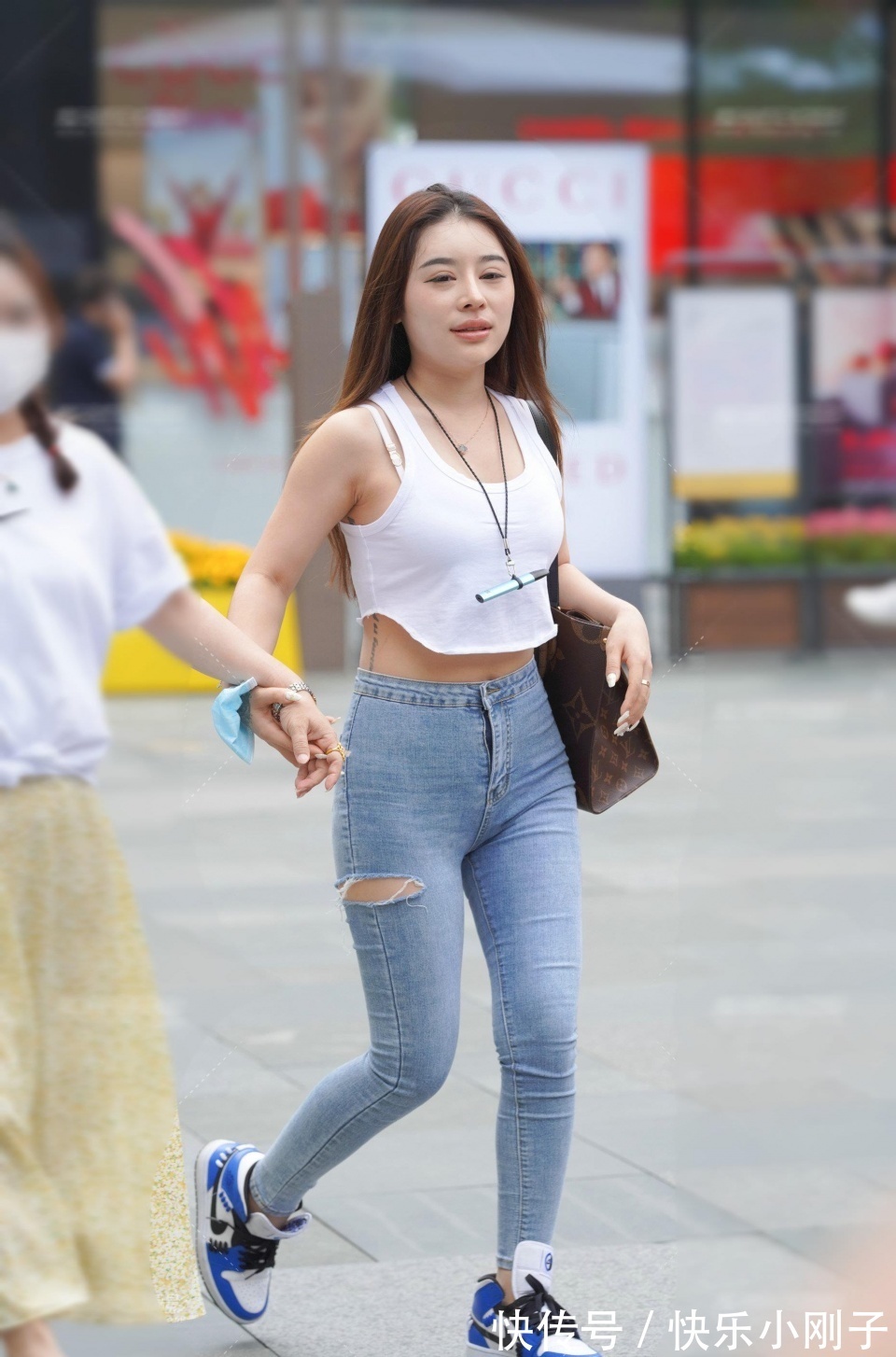 t恤|白色背心的穿搭会显得轻盈很多,搭配牛仔裤完美地展现女性时尚