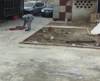 |搞笑GIF段子:妹子没毁容吧,劲没使对