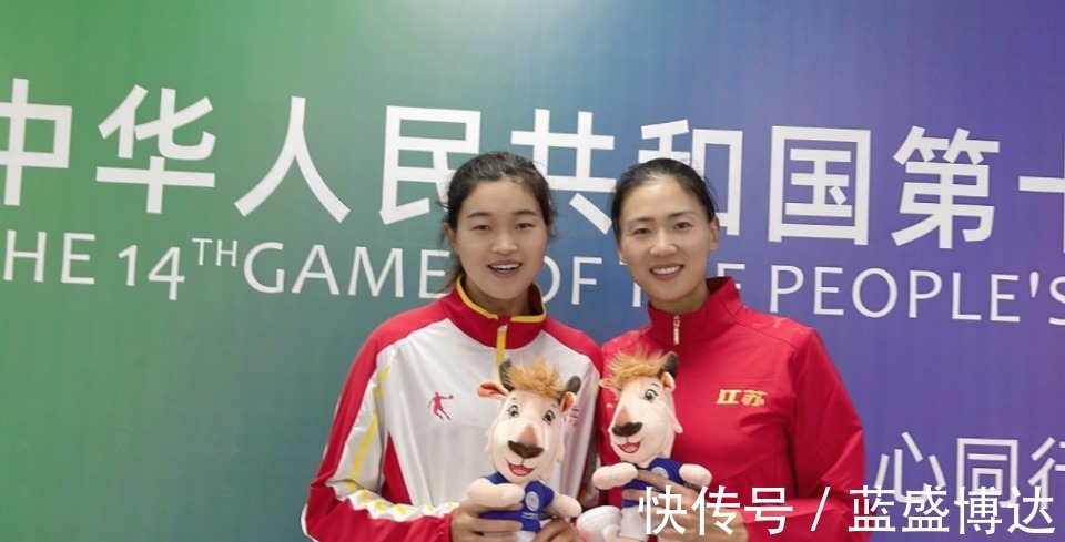 泳壇|恭喜！最美女排選手牽手前中國(guó)游泳第一人，張琳第一年就想求婚！