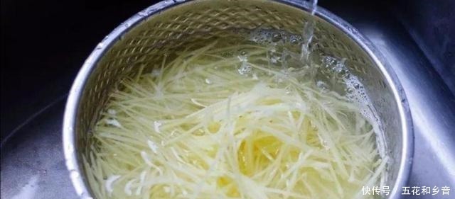 土豆|炒土豆丝时，放白醋还是陈醋饭店大厨放错了，不脆还浪费油！
