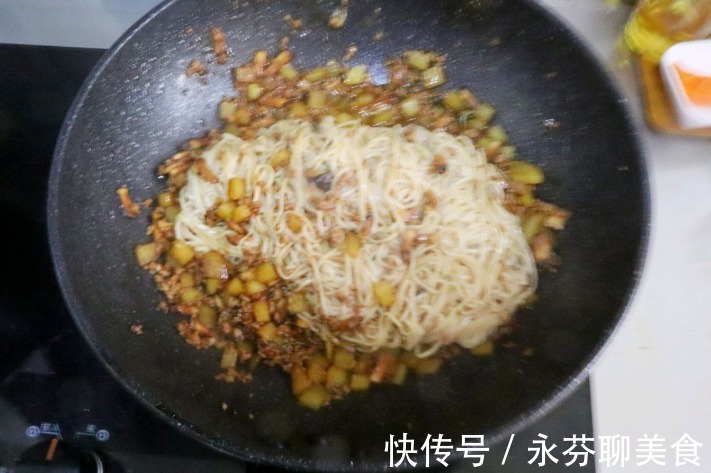 菇面|好吃到舔盘的土豆肉末拌面,酱香浓郁,一碗根本就不够吃