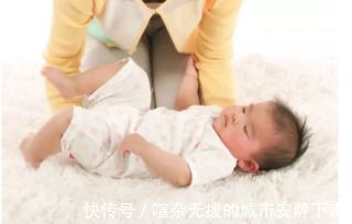 入睡|宝宝不能经常抱着，尤其是在这三个阶段，经常抱着伤害身体