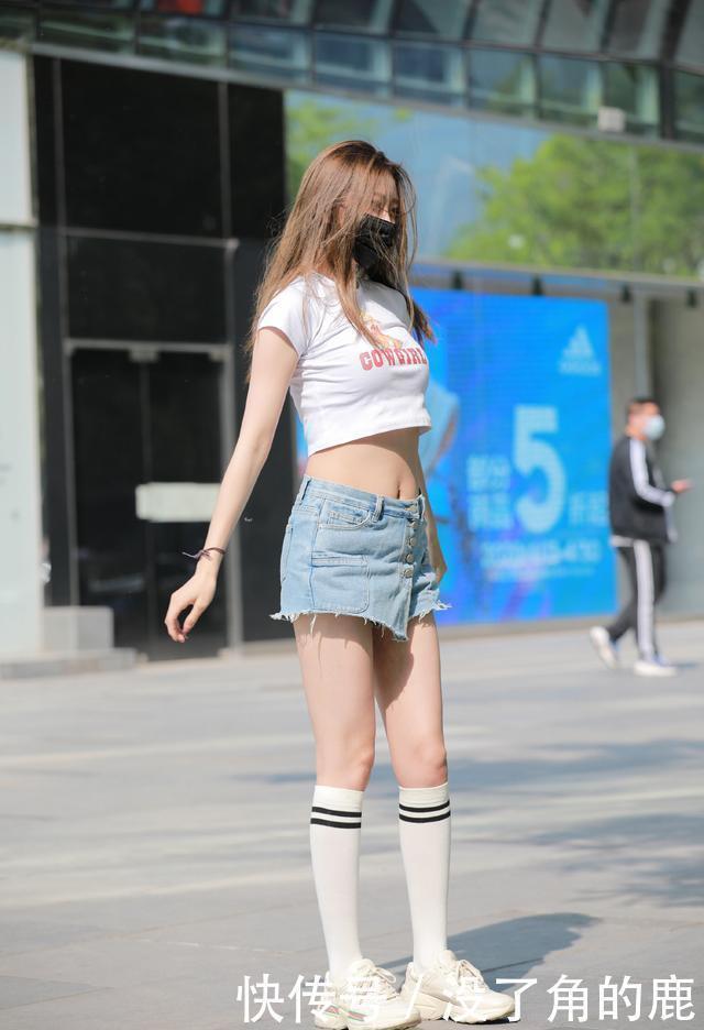 日常休闲风穿搭，气质女生偏爱修身短款T恤，穿出自己想要的美